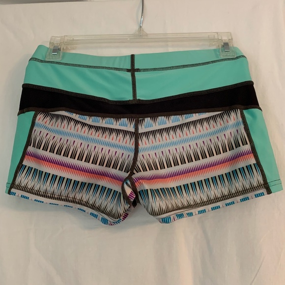 Dakine 'Persuasive Boy Shorts' in Zanzibar pattern - Picture 4 of 7